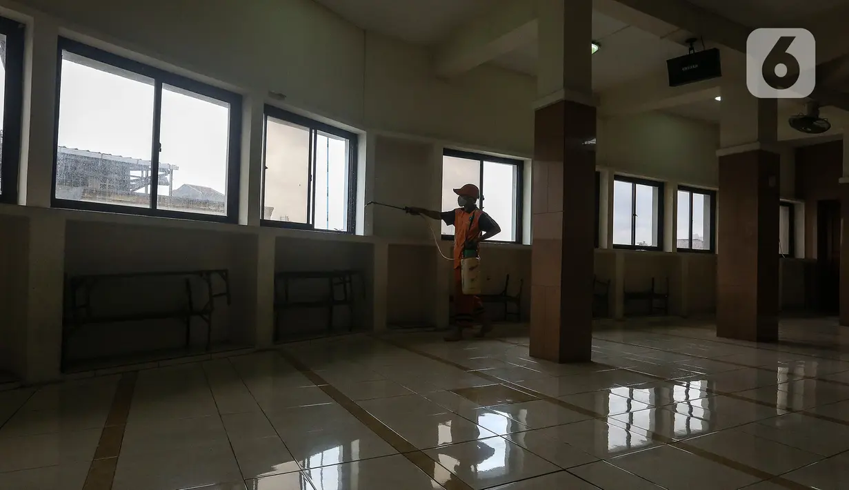 Petugas dari Kelurahan Keagungan menyemprotkan cairan disinfektan di dalam Masjid Jami Baitussalam, Jakarta Barat, Jumat (8/1/2020). Penyemprotan disinfektan di setiap sudut masjid yang sering digunakan oleh jemaah tersebut untuk mencegah penyebaran virus Corona COVID-19. (Liputan6.com/Johan Tallo)