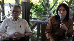 Erry Riyana dan Abdee Negara (kanan) yang tergabung dalam Koalisi Masyarakat Bersihkan DPR  memberi keterangan pers di Jakarta, Jumat (4/12). Koalisi itu mendukung diusutnya kasus "Papa Minta Saham" yang dilakukan Setya Novanto. (Liputan6.com/Johan Tallo)