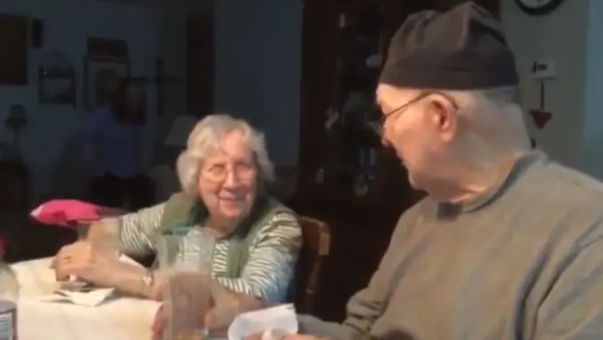 Nyanyi Lagu Cinta untuk Istri Tiap Hari, Pasangan ini Bikin Iri!