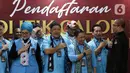 Ketua Komisi Pemilihan Umum (KPU), Hasyim Asy'ari (kanan) bersama sejumlah fungsionaris Partai Gelombang Rakyat (Gelora) Indonesia usai rangkaian penerimaan pendaftaran Calon Peserta Pemilu 2024 di Gedung KPU, Jakarta, Minggu (7/8/2022). Hingga hari ketujuh masa pendaftaran, tercatat sudah 14 Partai Politik mendaftar untuk ikut dalam Pemilu 2024. (Liputan6.com/Helmi Fithriansyah)