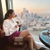 Di Eropa, Jessica Mila tampil feminine casual looknya dengan sling bag Celine dan heels dari Gucci. [@jscmila]