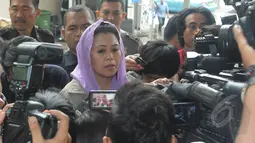 Yenny Wahid memberikan keterangan kepada wartawan di depan Gedung Komisi Pemberantasan Korupsi, Jakarta, Kamis (12/2/2015). Yenny Wahid menyampaikan titipan dukungan warga pesantren di jawa barat. (Liputan6.com/Herman Zakharia)