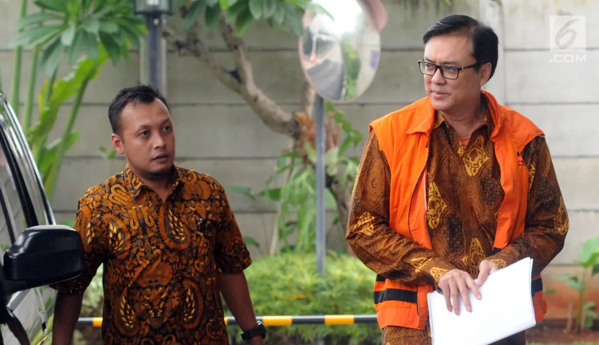 Direktur Operasional Lippo Group Billy Sindoro (kanan) tiba di Gedung KPK, Jakarta, Jumat (30/11). Billy datang dengan mengenakan rompi tahanan berwarna oranye. (Merdeka.com/Dwi Narwoko)