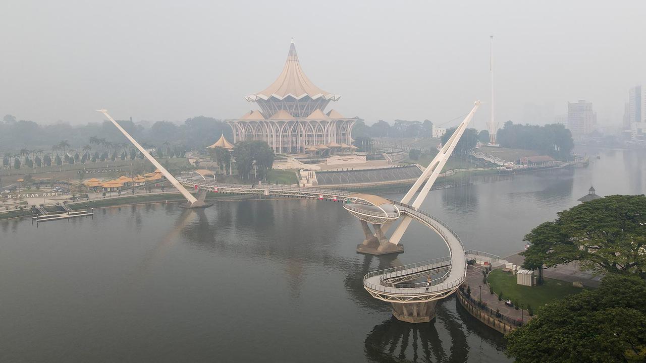 Asap Kebakaran Hutan Indonesia Menyelimuti Kota Kuching