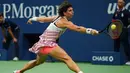 Petenis Spanyol, Carla Suarez Navarro mengembalikan bola Maria Sharapova saat bertanding pada 16 besar AS Terbuka 2018 di New York, (3/9). Sharapova kalah dua set langsung 6-4, 6-3. (AFP Photo/Eduardo Munoz Alvarez)