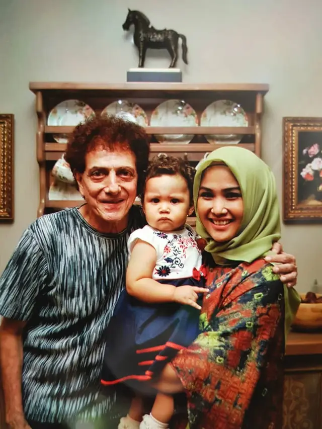 Beda Usia 70 Tahun dari Ayah, Ini 6 Potret Malayeka Shezan Putri Ahmad Albar