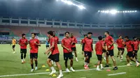 Para pemain Arema FC melaksanakan Official Training di Stadion Pakansari, Cibinong, Kabupaten Bogor, Jumat Malam (10/01/2025). (Bola.com/Nandang Permana)