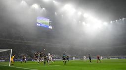 Menjamu Torino di Giuseppe Meazza, Inter Milan mendapatkan perlawanan yang intens. Tak hanya menyulitkan serangan, Torino juga terlihat beberapa kali mengancam gawang Nerazzurri. (AFP/Miguel Medina)