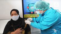 Tenaga kesehatan berusia lanjut menerima suntikan vaksin COVID-19 Sinovac di Puskesmas Kecamatan Jagakarsa, Jakarta, Kamis (11/2/2021). Sekitar 11 ribu nakes lansia yang berusia di atas 60 tahun saat ini menjadi prioritas penerima vaksin covid-19. (merdeka.com/Arie Basuki)