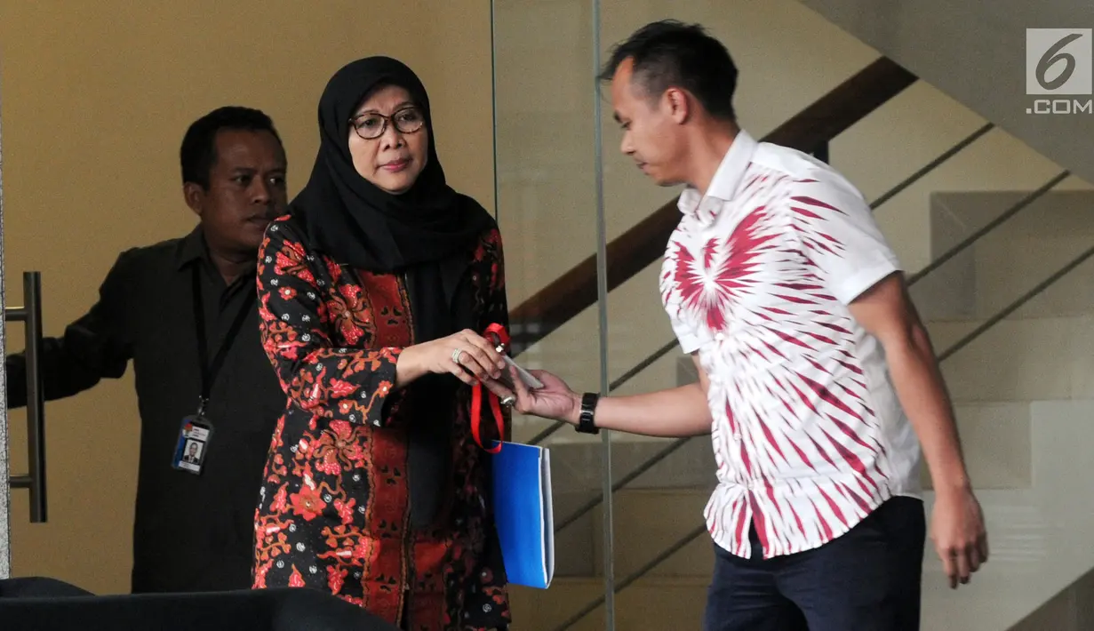 Dirjen PAS Kementerian Hukum dan HAM, Sri Puguh Budi Utami usai menjalani pemeriksaan di KPK, Jakarta, Selasa (16/10). Sri Puguh terkait kasus dugaan suap jual-beli fasilitas di Lapas Sukamiskin, Bandung, Jawa Barat. (Merdeka.com/Dwi Narwoko)