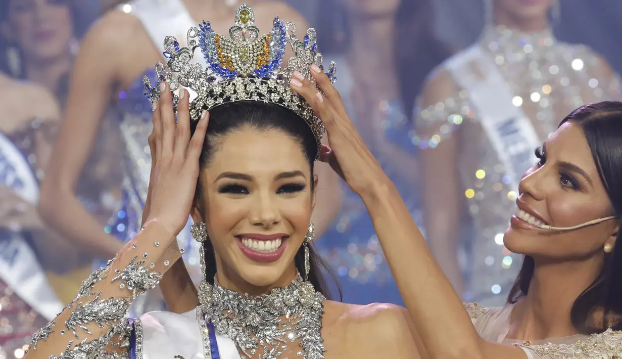 Thalia Olvino dari Delta Amacuro tersenyum saat menerima mahkota Miss Venezuela 2019 di Caracas, Venezuela (1/8/2019). Wanita 19 tahunu akan mewakili Venezuela  untuk Miss Universe tahun ini. (AP Photo/Ariana Cubillos)