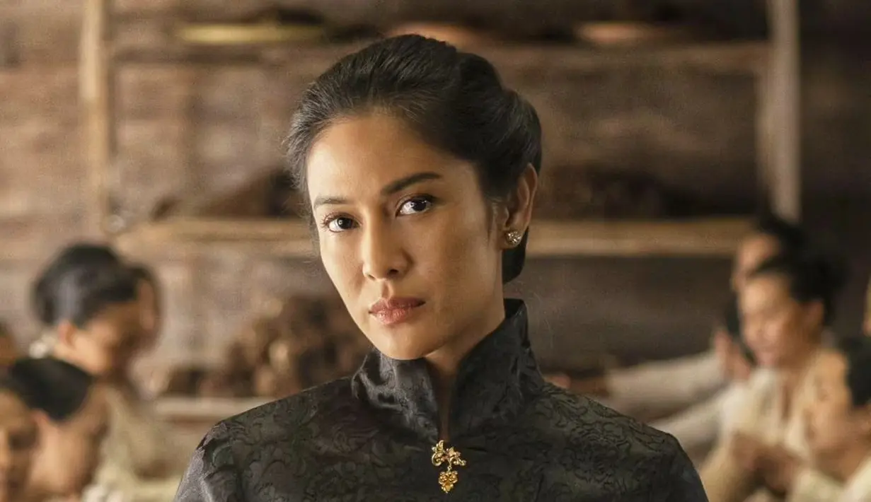 <p>Salah satu poster film Gadis Kretek memperlihatkan Dian Sastro yang dibalut kebaya Janggan warna hitam dengan detail emboss yang dipermanis dengan bros. [Foto: Instagram/therealdisastr]</p>