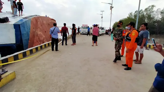 Sebuah kapal Feri penyeberangan KMP Bili terbalik di Dermaga Perigi Piai, Kecamatan Tebas, Kabupaten Sambas, Kalimantan Barat. (Foto: Liputan6.com/Aceng Mukaram)