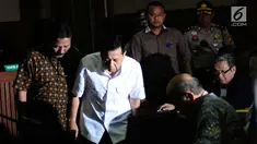 Terdakwa korupsi proyek E-KTP Setya Novanto saat akan mengikuti lanjutan sidang perdana di Pengadilan Tipikor, Jakarta, Rabu (13/12). Setya Novanto dinyatakan sehat dan sidang pembacaan dakwaan oleh JPU KPK dilanjutkan. (Liputan6.com/Helmi Fithriansyah)