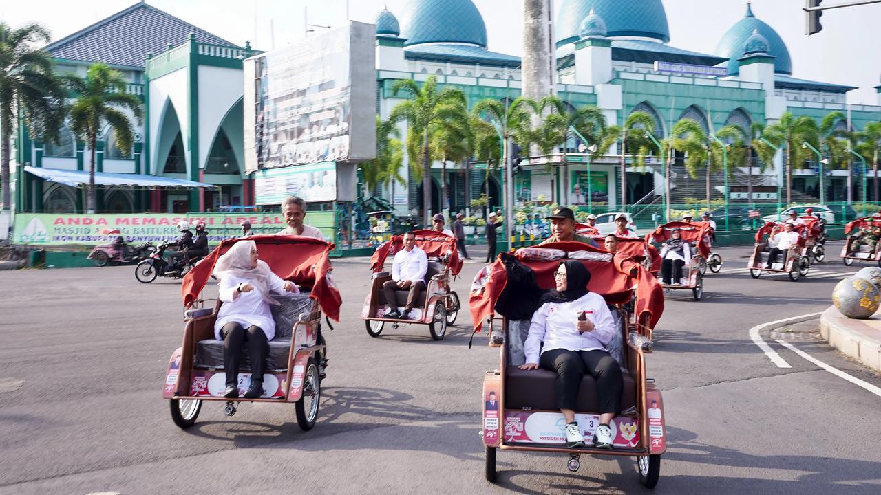 Bupati Ipuk Serahkan 200 Becak Listrik Bantuan Presiden ke Pengemudi Becak Lansia Banyuwangi