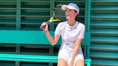 Tenis menjadi salah satu olahraga favorit istri Andhika Pratama tersebut. Kali ini, Ussy Sulistiawaty tampil pakai kaos putih dan rok mini berwarna sama menuai pujian lantaran gayanya yang bak ABG.(Liputan6.com/IG/@ussypratama)
