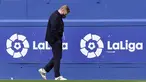 Pelatih Barcelona, Ronald Koeman, tertunduk lesu saat melawan Eibar pada laga Liga Spanyol di Stadion Ipurua, Sabtu (23/5/2021). Barcelona menang dengan skor 1-0. (AP/Alvaro Barrientos)