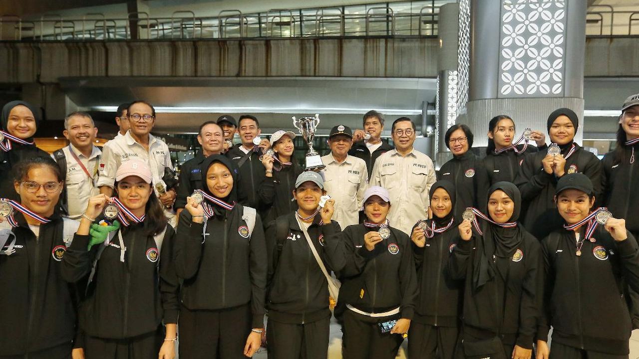 Tim voli putri Indonesia U-18 tiba di Bandara Soekarno Hatta, Tangernag, Banten, seusai mengikuti kejuaraan Princess Cup 2024 di Thailand, pada Jumat (14/6/2024). Kedatangan mereka mendapat sambutan hangat dari jajaran pengurus Persatuan Bola Voli Seluruh
