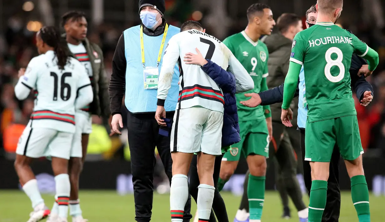 Ronaldo pun menyambut baik fans cilik tersebut dengan pelukan hangat. (AFP/Paul Faith)