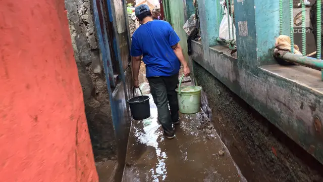 Banjir Mulai Surut, Warga Rawajati Bersihkan Rumah dari Sisa Lumpur