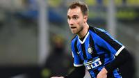 Gelandang Inter Milan, Christian Eriksen mengumpan bola saat bertanding melawan Fiorentina pada perempat final Coppa Italia di stadion San Siro,  Milan, Rabu (29/1/2020). Inter kabarnya harus mengeluarkan uang 20 juta euro untuk Christian Eriksen. (AFP Photo/Miguel Medina)