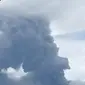 Gunung Dukono di Pulau Halmahera, Maluku Utara, mengalami erupsi dengan melontarkan luncuran abu vulkanik setinggi 1,2 kilometer dari kawah, Kamis (16/11/2023). (Liputan6.com/ Dok PVMBG)