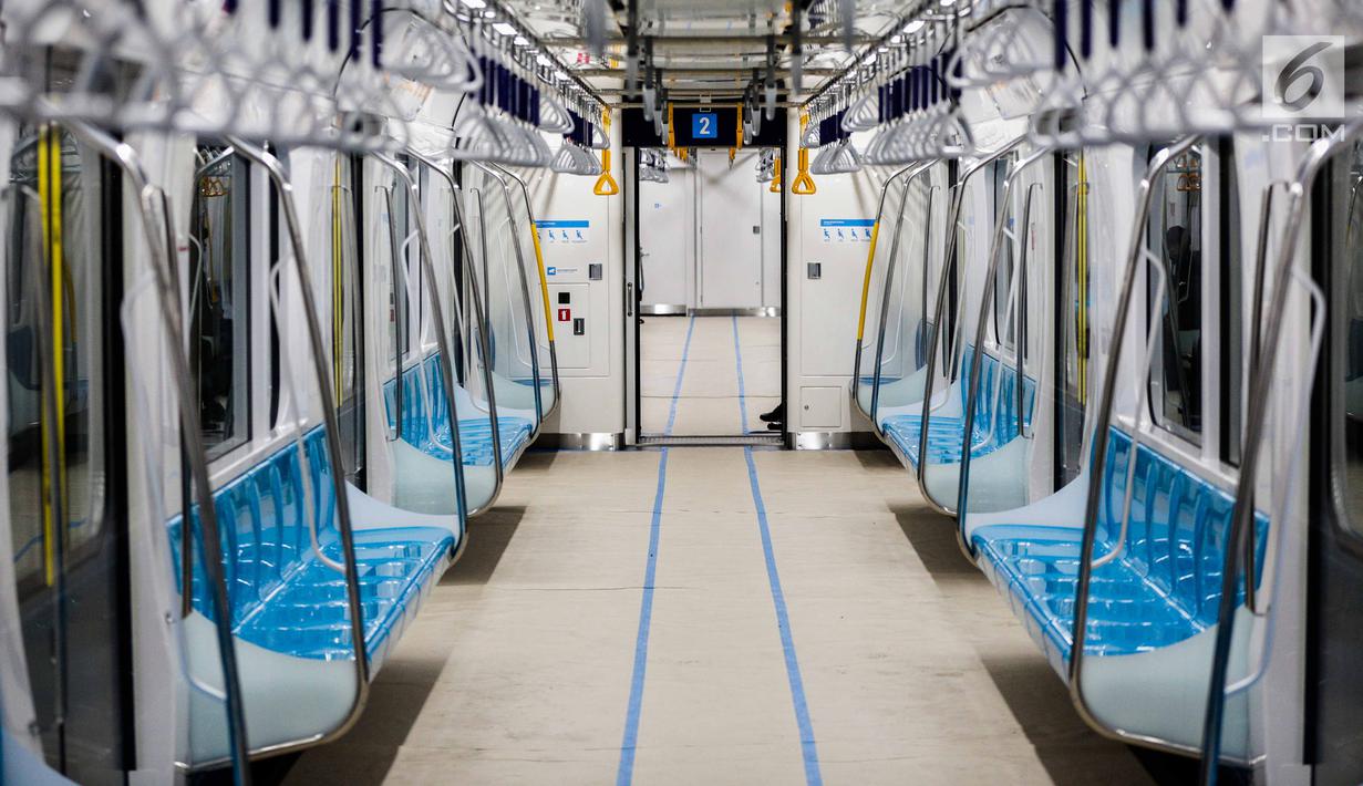 Interior kereta Mass Rapid Transit (MRT), Jakarta, Rabu (20/2). Pembangunan MRT Jakarta Fase I sudah mencapai 98,59 persen. (Liputan6.com/Faizal Fanani)