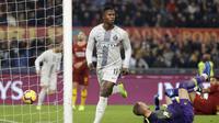 Striker Inter Milan, Balde Keita, membobol gawang AS Roma pada pekan ke-14 Serie A di Stadion Olimpico, Senin (3/12/2018) dini hari WIB. (AP Photo/Andrew Medichini)