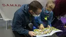 Seorang bocah berusia 5 tahun membaca buku setelah menerima suntikan dosis pertama vaksin corona COVID-19 di Wina, Austria, Senin (15/11/2021). Pihak berwenang mulai hari Senin memvaksinasi anak-anak berusia antara 5 dan 11 tahun di ibu kota. (JOE KLAMAR / AFP)