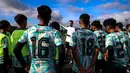 Pemain Korea-Korea Selecao mendengarkan arahan dari pelatih ketika mengikuti sesi latihan di akademi Sporting CP, Jumat (22/11/2024). (Bola.com/Bagaskara Lazuardi)