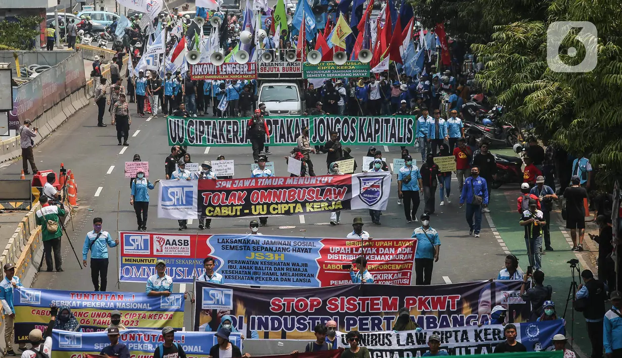 Dalam aksinya, massa juga membawa sejumlah poster dan spanduk. (Liputan6.com/Faizal Fanani)