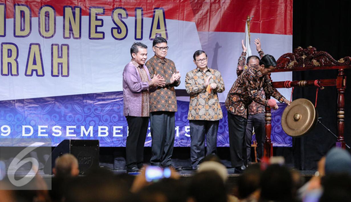 Presiden Joko Widodo memukul gong saat pembukaan Musyawarah Nasional IV Adkasi, Jakarta, Kamis (17/12). Musyawarah nasional ini bertema 'Membangun Indonesia Dari Daerah' dengan dihadiri DPRD Kabupaten seluruh Indonesia. (Liputan6.com/Faisal R Syam)