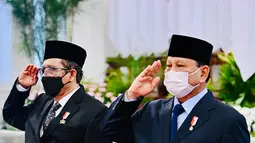 Menteri Pertahanan Prabowo Subianto (kanan) bersama Menteri Koordinator Bidang Politik, Hukum, dan Keamanan Mahfud MD memnberi hormat saat acara pelantikan Panglima TNI Laksamana TNI Yudo Margono di Istana Negara, Jakarta, Senin (19/12/2022). Presiden Jokowi melantik Laksamana TNI Yudo Margono sebagai Panglima TNI menggantikan Jenderal TNI Andika Perkasa. (Foto: Laily Rachev - Biro Pers Sekretariat Presiden)