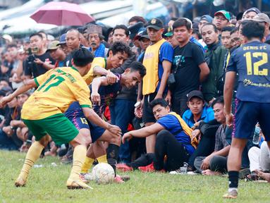 Pertandingan Tarkam atau antar kampung selalu mempunyai daya tarik tersendiri bagi para pecinta sepak bola tanah air. (Bola.com/M Iqbal Ichsan)