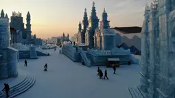Pandangan udara patung-patung es selama Festival Salju dan Patung Es Internasional Harbin di Harbin, China, Senin (7/1). Festival es dan salju terbesar di dunia itusecara resmi dibuka untuk umum mulai 5 Januari sampai 5 Februari 2019. (FRED DUFOUR/AFP)