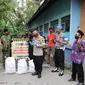 Kapolres Kebumen menyerahkan bantuan sembako untuk Ponpes Nurul Hidayah yang dikarantina atau lockdown akibat Covid-19. (Foto: Liputan6.com/Humas Polres Kebumen)