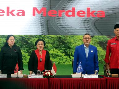 Ketua Umum Partai Demokrasi Indonesia Perjuangan (PDIP) Megawati Soekarnoputri (kedua kiri) bersama Ketua DPP PDIP Puan Maharani (kiri), bakal calon presiden Ganjar Pranowo (kanan), dan Ketua Umum Partai Amanat Nasional (PAN) Zulkifli Hasan di Kantor DPP PDIP, Jalan Diponegoro, Menteng, Jakarta Pusat, Jumat (2/6/2023). Kedatangan PAN ke Kantor PDIP untuk membicarakan tentang koalisi dan dukungan terhadap bakal calon presiden Ganjar Pranowo di Pemilu 2024. (Liputan6.com/Johan Tallo)