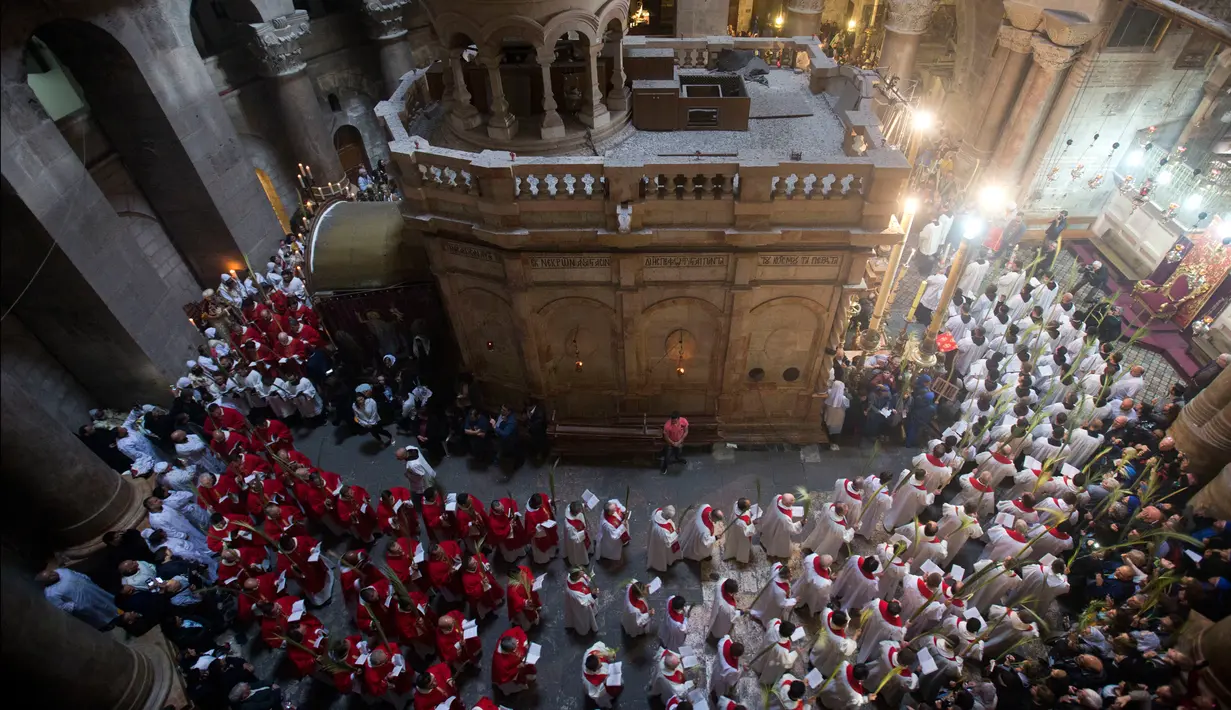 Suasana prosesi Minggu Palma di Gereja Makam Kudus, Kota Tua Yerusalem, Minggu (25/3). Minggu Palma merupakan prosesi untuk menghormati masuknya Yesus ke Yerusalem sebelum disalibkan. (AP Photo/Oded Balilty)