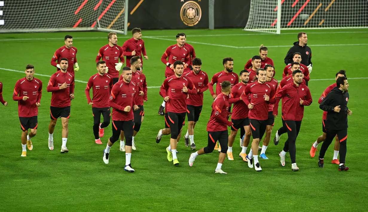 Para pemain Turki melakukan pemanasan di stadion Rheinenergie di Cologne, Jerman (6/10/2020). Timnas Turki akan menghadapi Jerman di laga uji coba di stadion Rheinenergie di Cologne, Jerman, Kamis (8/10/2020) dini hari WIB. (AFP/Ina Fassbender)