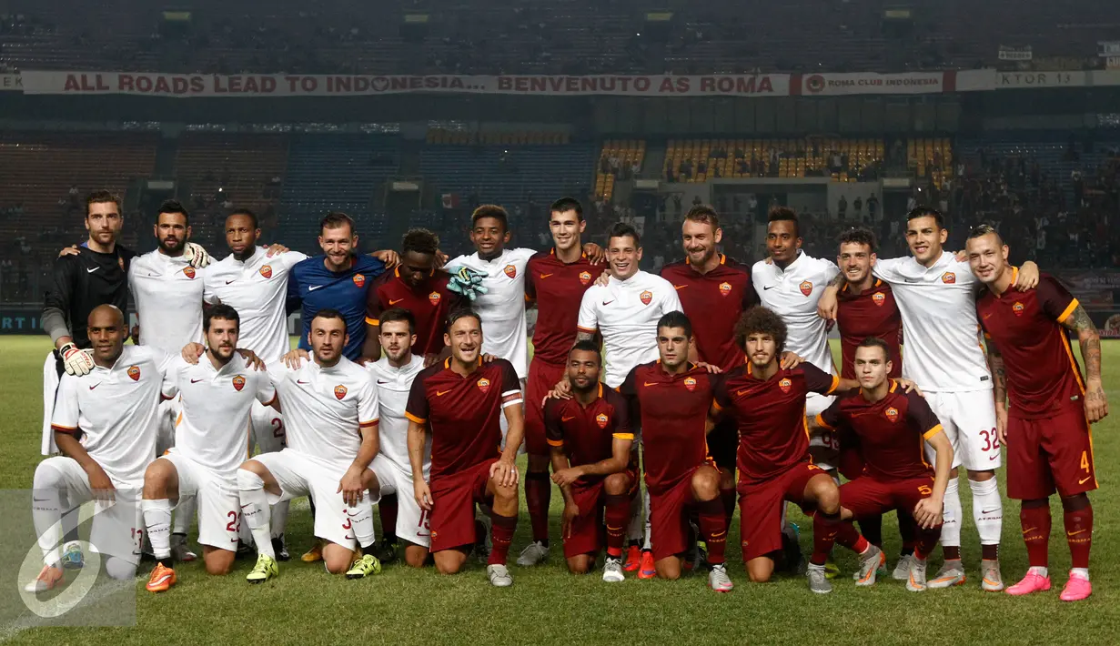 Skuat AS Roma terbagi dalam dua tim yaitu Tim Putih dan Tim Merah pada pertandingan pra-musim di SUGBK, Jakarta, Sabtu (25/7/2015). (Liputan6.com/Herman Zakharia)