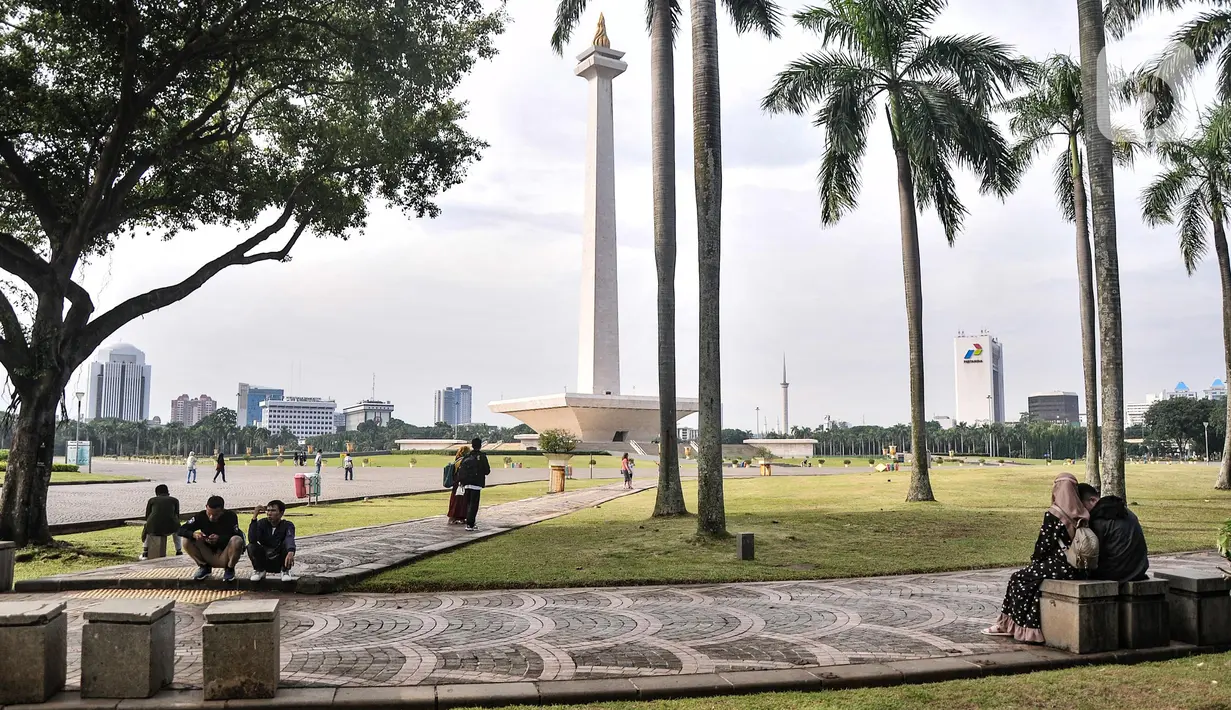 Warga saat berkunjung pada hari perdana uji coba pembukaan Monumen Nasional (Monas), Jakarta Pusat, Kamis (16/6/2022). Pemerintah Provinsi DKI Jakarta melakukan uji coba pembukaan kawasan wisata Monas secara bertahap dan terbatas denggan jam operasional dimulai pukul 06.00 hingga 16.00 WIB. (merdeka.com/Iqbal S Nugroho)