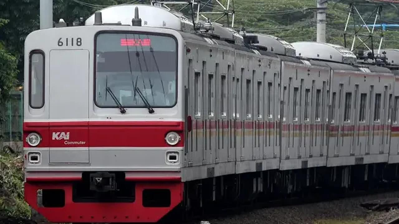 Bocah-bocah yang sedang merekam kereta pun kaget tidak menyangka seorang pria tiba-tiba bunuh diri. Para bocah itu berlarian meminta pertolongan. Terlebih mereka kaget tak sengaja merekam insiden itu.