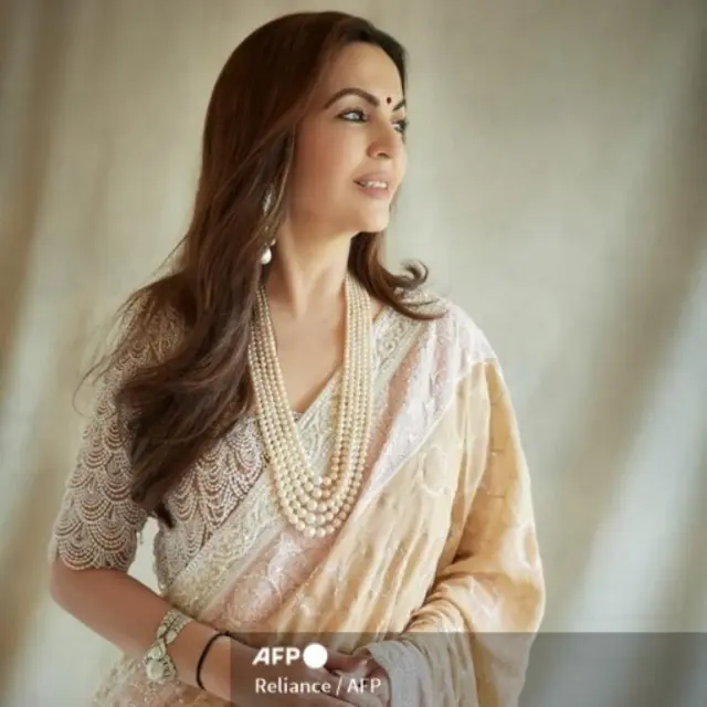 Nita Ambani selalu memakai barang-barang mewah. (Reliance/AFP)