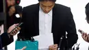 Jung Joon Young membacakan pernyataan yang ditulisnya di secarik kertas saat tiba untuk mengikuti persidangan di kantor pengadilan Seoul, Kamis, (21/3). Jung Joon Young kembali menyampaikan permohonan maafnya bagi publik. (REUTERS/Kim Hong-Ji)