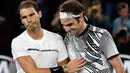 Reaksi petenis asal Spanyol, Rafael Nadal (kiri) setelah dikalahkan sang rival, Roger Federer asal Swiss pada final tunggal putra Australia Terbuka 2017 di Melbourne, Minggu (29/1). Federer menang 6-4 3-6 6-1 3-6 6-3 atas Nadal. (AP Photo/Dita Alangkara)