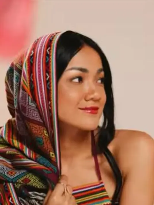 Nirina Zubir memilih kain tenun berbentuk dress, dengan motif bagian atas dan bawah berbeda. Atas kepalanya juga ditutup dengan kain tenun. (Foto: Instagram/@nirinazubir_)