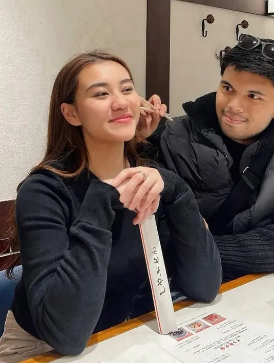 Manisnya interaksi Aaliyah Massaid dan Thariq Halilintar saat berpose mengenakan outfit serba hitam. Aaliyah tampil simpel dengan sweater lengan panjang, sedangkan Thariq mengenakan outer yang semuanya serba hitam [Foto: Instagram/thariqhalilintar]