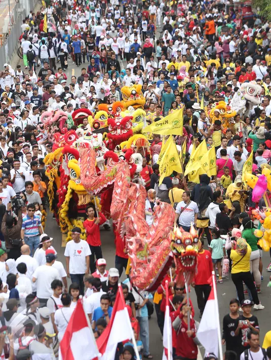 Parade Barongsai memeriahkan iring-iringan massa parade kebudayaan 'Aksi Kita Indonesia' dari Sudirman menuju Bundaran HI, Jakarta, Minggu (4/12). Aksi "Kita Indonesia" diisi pertunjukan kesenian budaya. (Liputan6.com/Fery Pradolo)
