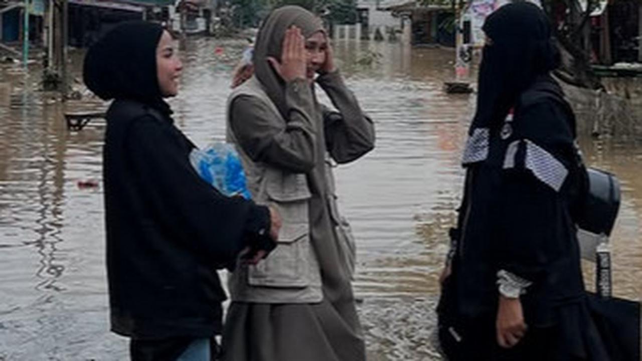Zaskia Adya Mecca Galang Dana Untuk Korban Banjir di Bekasi, Turun Langsung Beri Bantuan Hingga Buat Posko