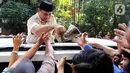 Seusai meninjau pelaksanaan program MBG, Presiden Republik Indonesia Prabowo Subianto menyapa warga sekaligus membagikan kaos dari atas kendaraannya. (Liputan6.com/Herman Zakharia)